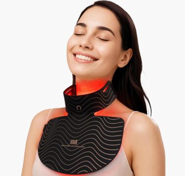红光治疗面膜 适用于颈部和肩部 – 850nm NIR + 3 种灯光模式抗衰老、紧致和容光焕发 – 红光护肤设备,带 2600mAh 可充电控制器,228 个 LED 芯片